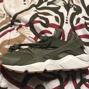 Nike Air Huaraches • Olive